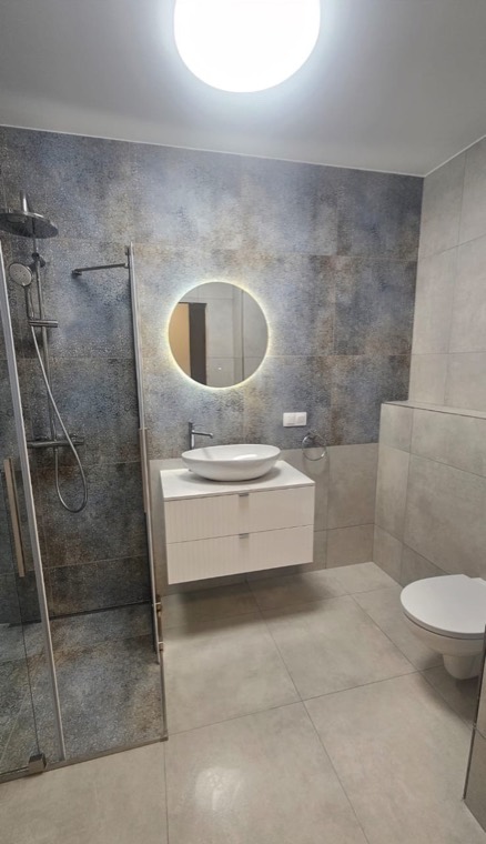 Łazienka z kabiną walk-in i lustrem LED, realizacja Art-Line